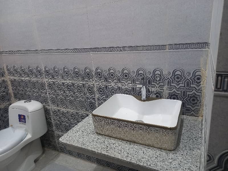 Stunning Prime Location 5 Marla House In Bahria Nasheman - Iris 16