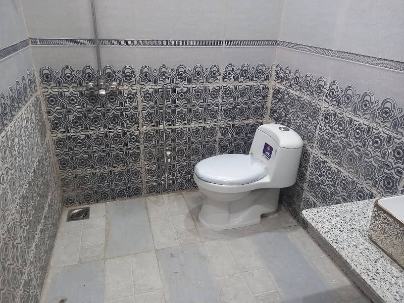 Stunning Prime Location 5 Marla House In Bahria Nasheman - Iris 17