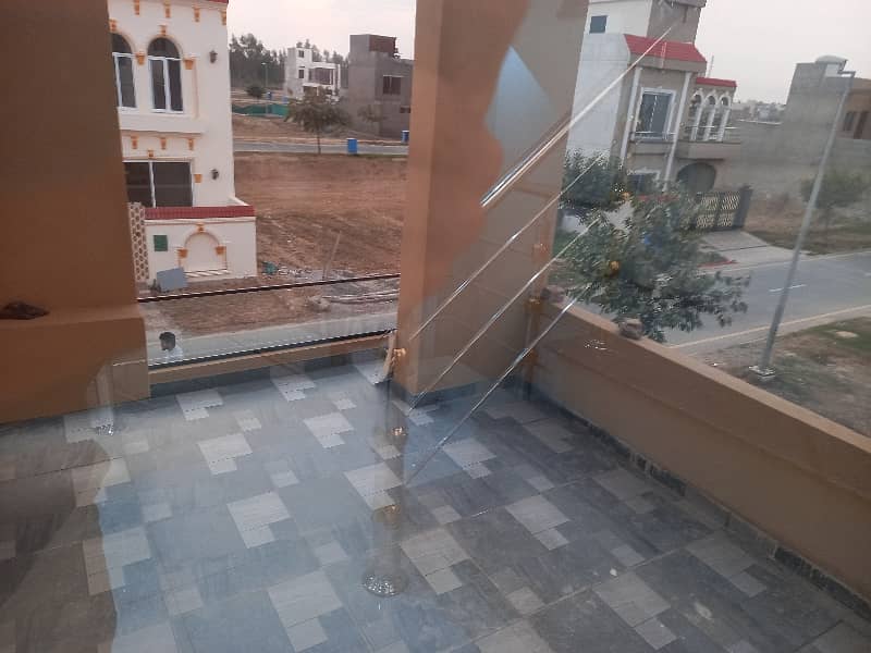 Stunning Prime Location 5 Marla House In Bahria Nasheman - Iris 18
