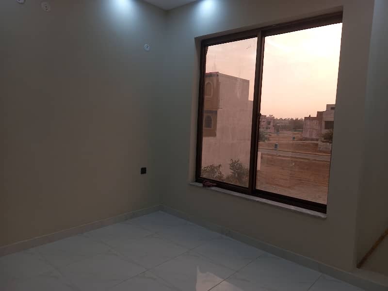 Stunning Prime Location 5 Marla House In Bahria Nasheman - Iris 20