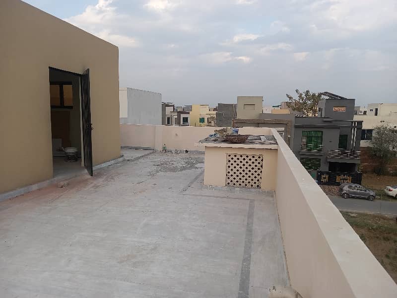 Stunning Prime Location 5 Marla House In Bahria Nasheman - Iris 21