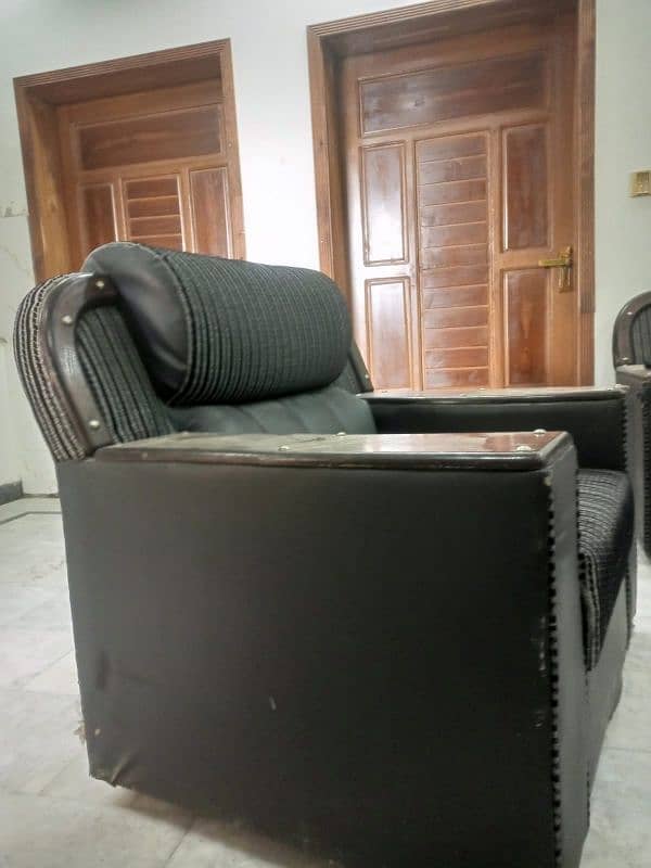 5 Seats Sofa Set for Sale in Good Condition 2