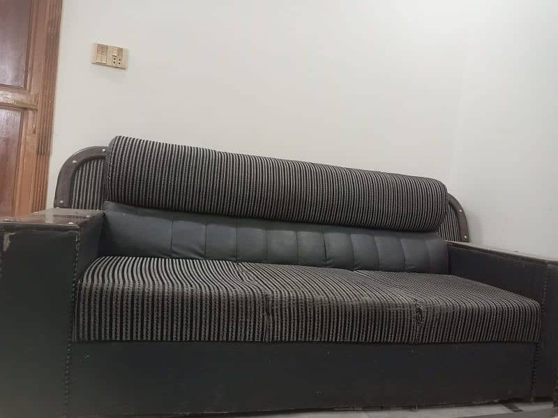 5 Seats Sofa Set for Sale in Good Condition 3