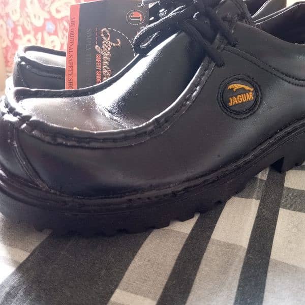 jaguar ke original shoes hain bilkul new hain aik BAAT bhi NH pehnay 0