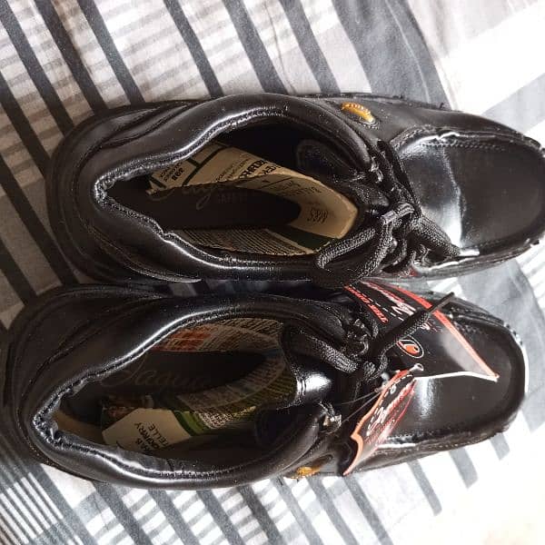 jaguar ke original shoes hain bilkul new hain aik BAAT bhi NH pehnay 2