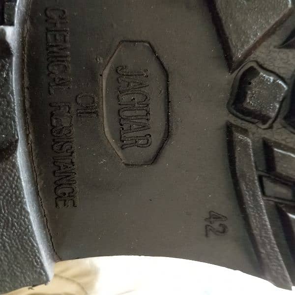 jaguar ke original shoes hain bilkul new hain aik BAAT bhi NH pehnay 5