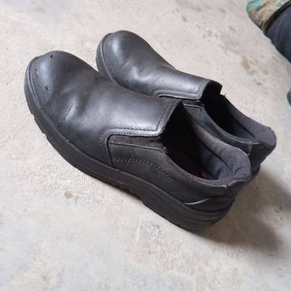 bull ke original shoes hain 11 number ziyada pehnay NH hain 0