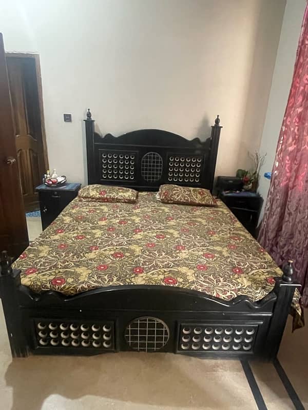 Bed with 2 side tables 0