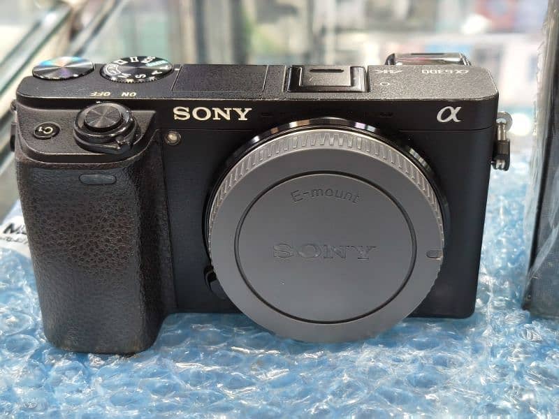Sony A6300  4k with 35mm 1.8 AUTOFOCUS New lens 2