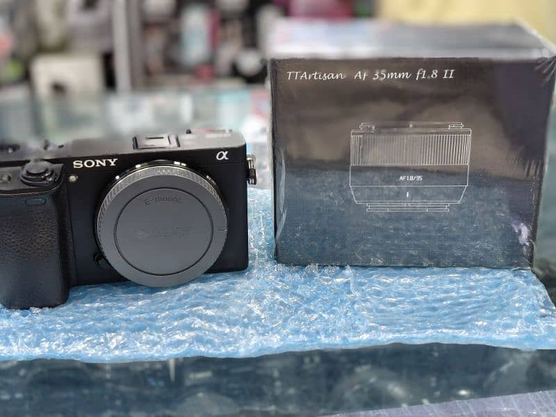 Sony A6300  4k with 35mm 1.8 AUTOFOCUS New lens 3