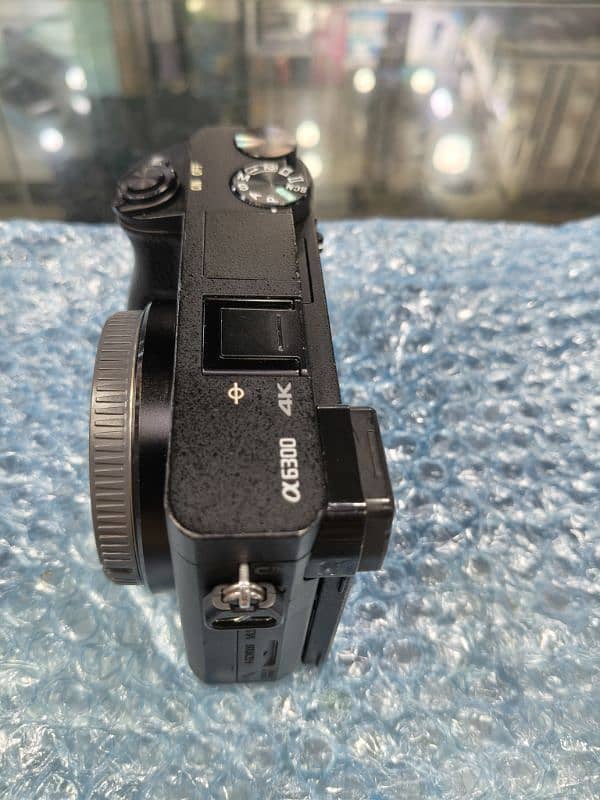 Sony A6300  4k with 35mm 1.8 AUTOFOCUS New lens 4