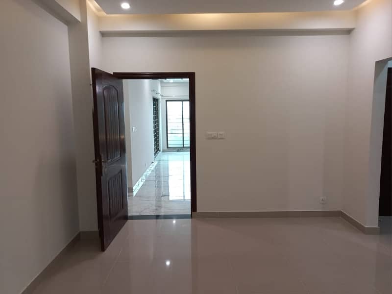 10 Marla 3 Bedrooms Flat For Sale Park Facing. 0