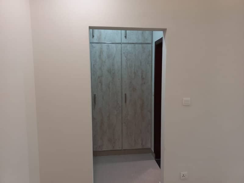 10 Marla 3 Bedrooms Flat For Sale Park Facing. 1