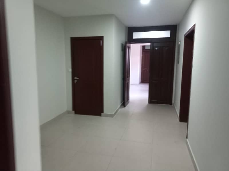 10 Marla 3 Bedrooms Flat For Sale Park Facing. 2