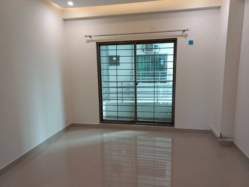 10 Marla 3 Bedrooms Flat For Sale Park Facing. 3