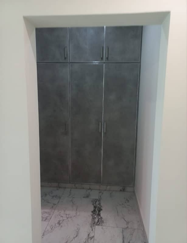 10 Marla 3 Bedrooms Flat For Sale Park Facing. 4