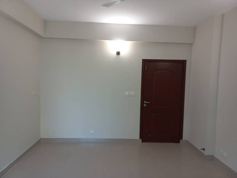10 Marla 3 Bedrooms Flat For Sale Park Facing. 7