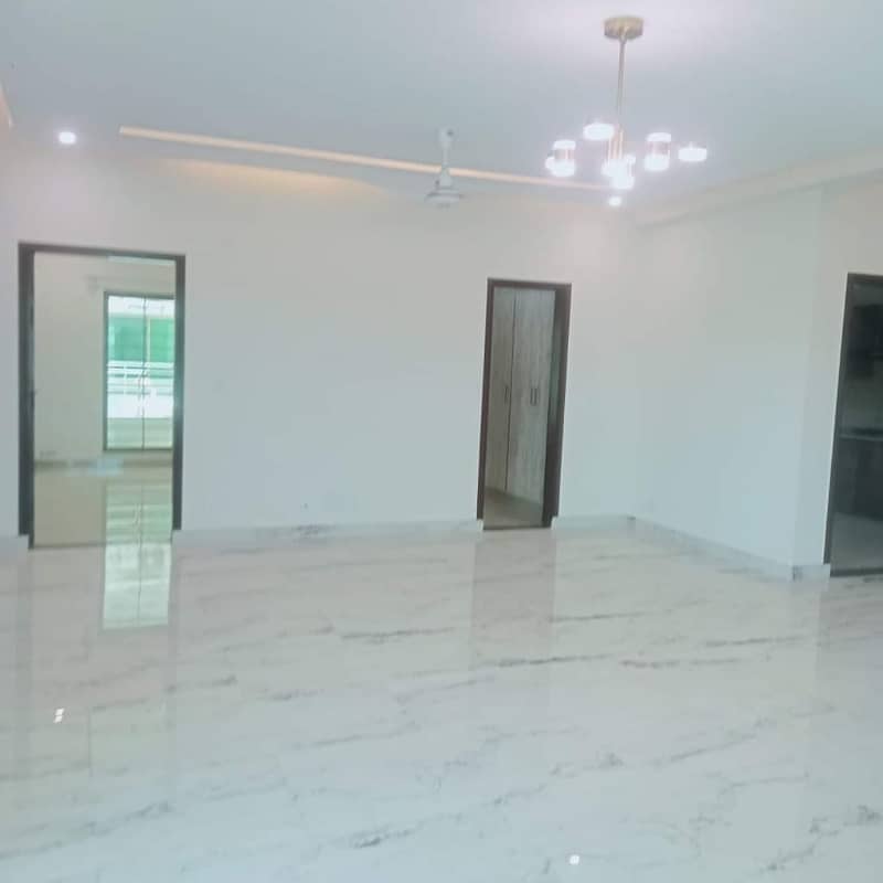 10 Marla 3 Bedrooms Flat For Sale Park Facing. 9