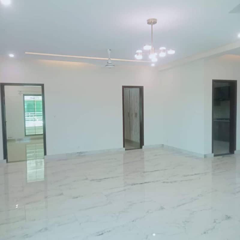 10 Marla 3 Bedrooms Flat For Sale Park Facing. 13