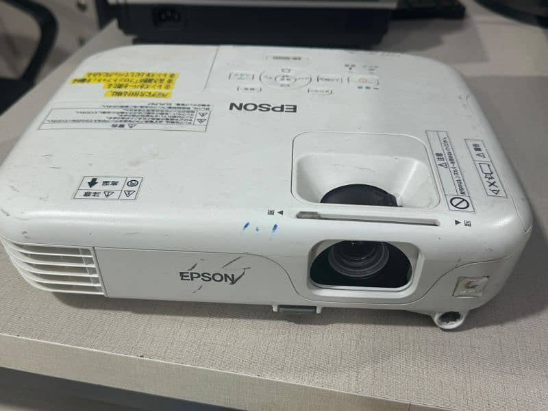 VGA and HDMI projectors available for sale in affordable price 0
