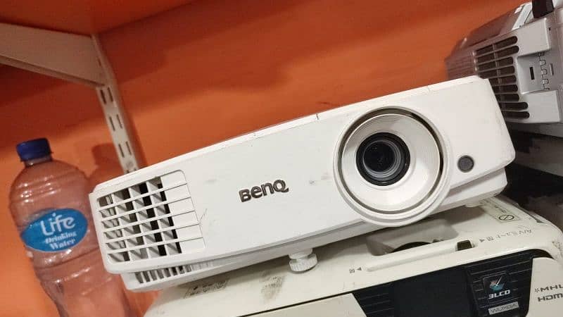 VGA and HDMI projectors available for sale in affordable price 1