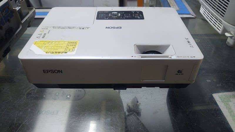 VGA and HDMI projectors available for sale in affordable price 3