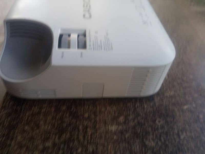 VGA and HDMI projectors available for sale in affordable price 4