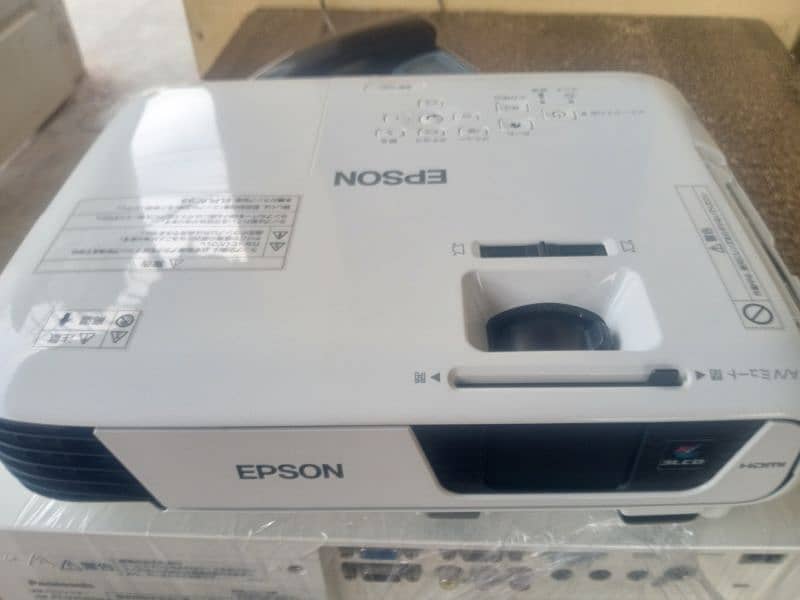 VGA and HDMI projectors available for sale in affordable price 5