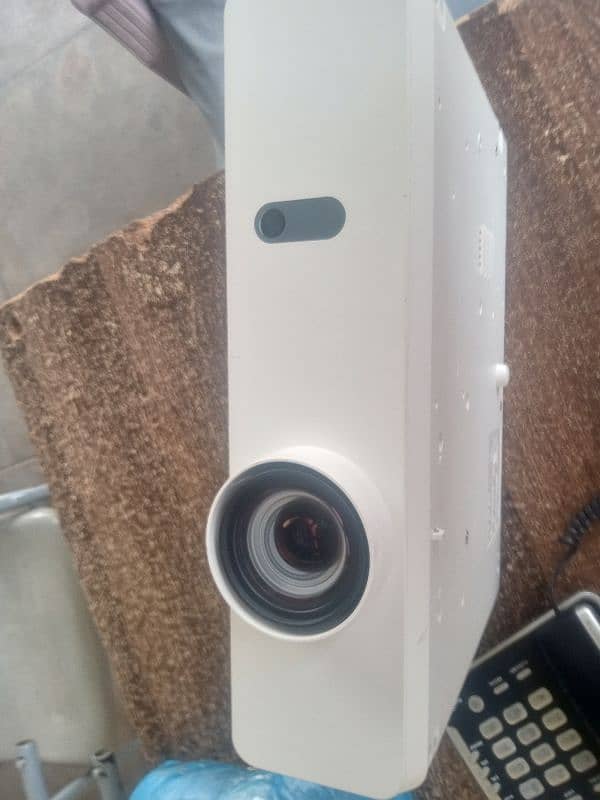 VGA and HDMI projectors available for sale in affordable price 6