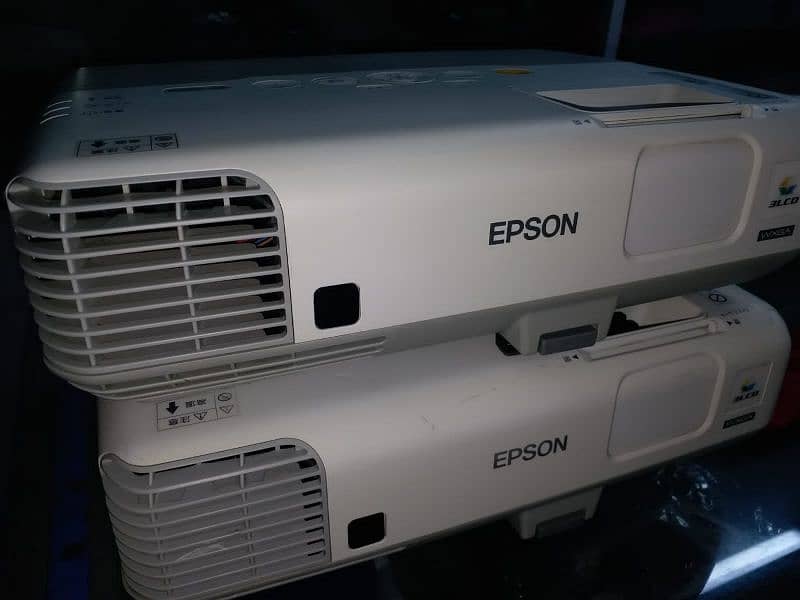 VGA and HDMI projectors available for sale in affordable price 7