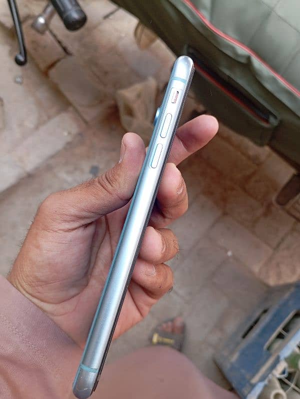 iPhone XR 3