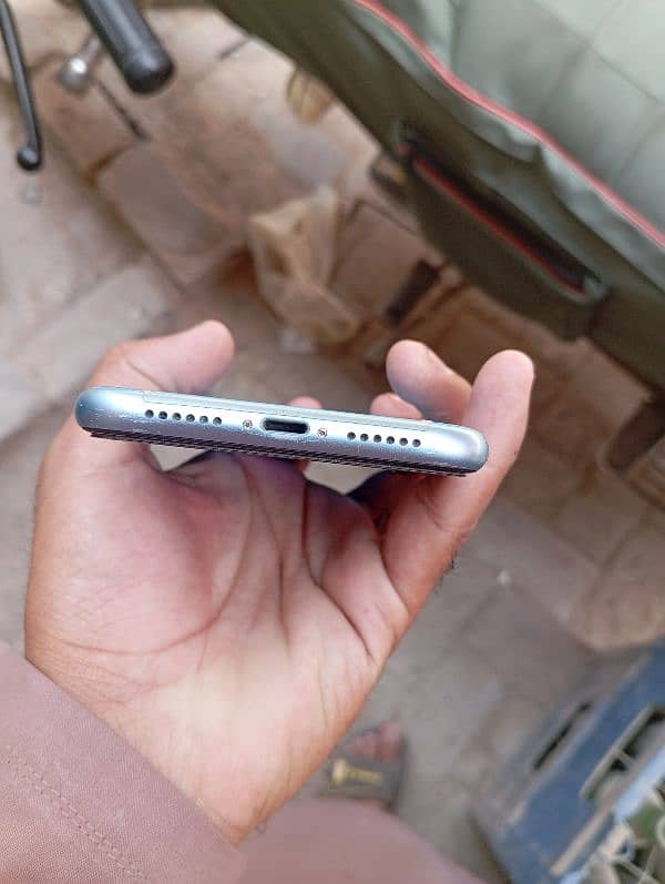 iPhone XR 4