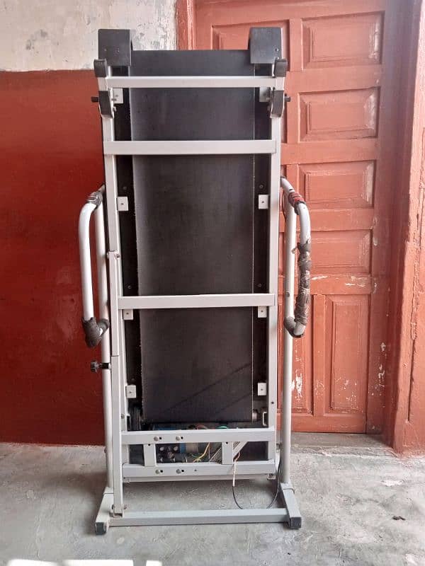 Treadmill running machine. 2