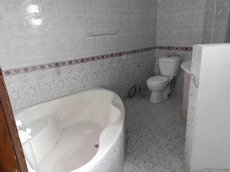 Upper portion for Rent on Khayaban-e-Bukhari. 6