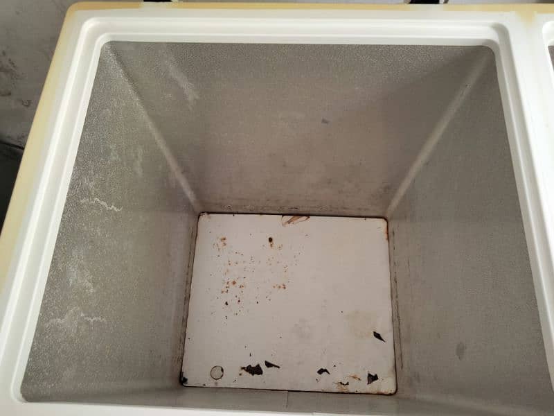 deep freezer double door bhot hee achi condition 4