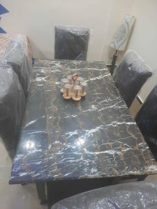 dinning table with 6 chairs 0