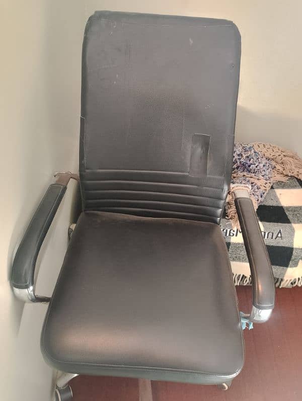 Computer chair urgent sale due to shifting 0