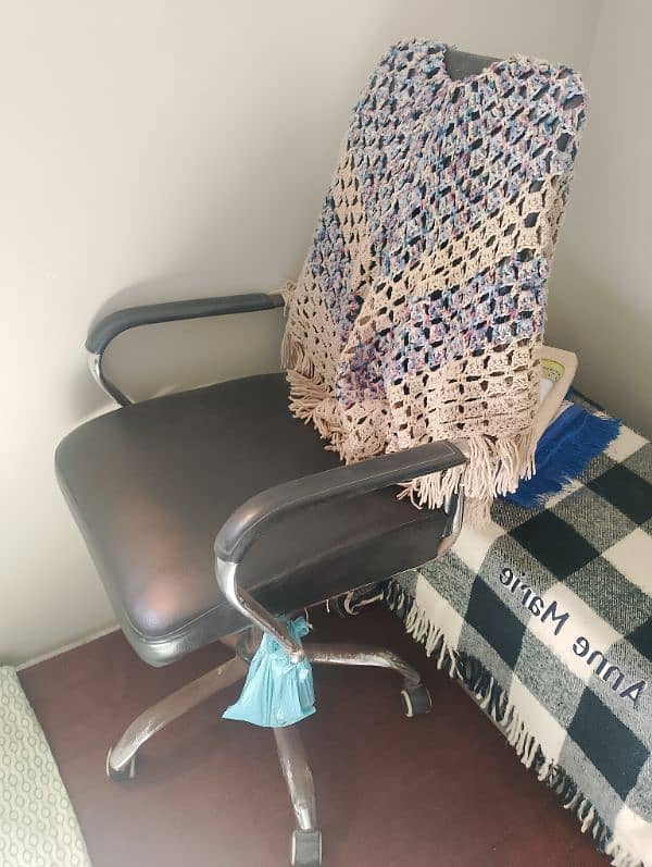 Computer chair urgent sale due to shifting 1