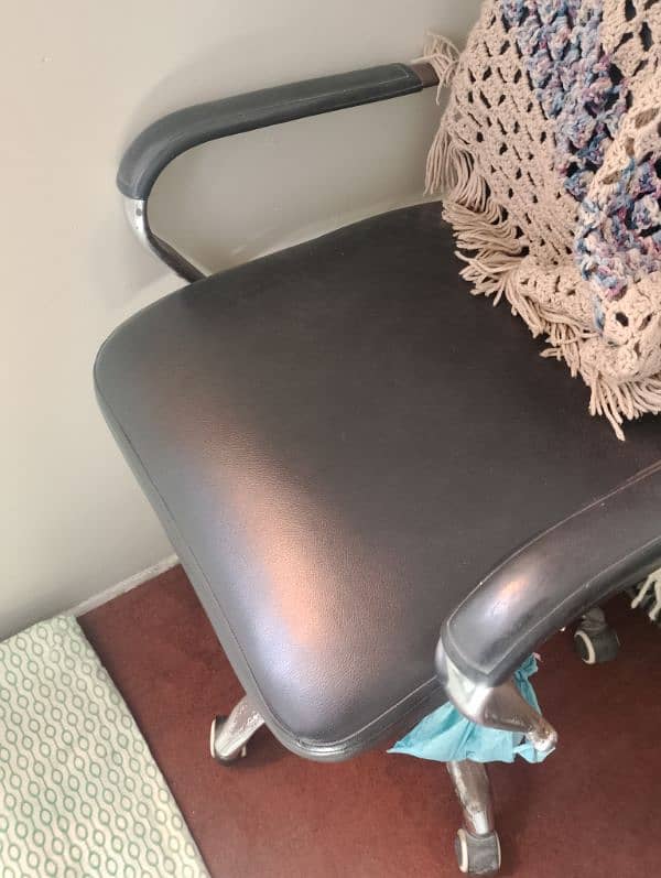 Computer chair urgent sale due to shifting 2