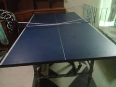 badminton table with bats very good condition. whattsapp 03185258407