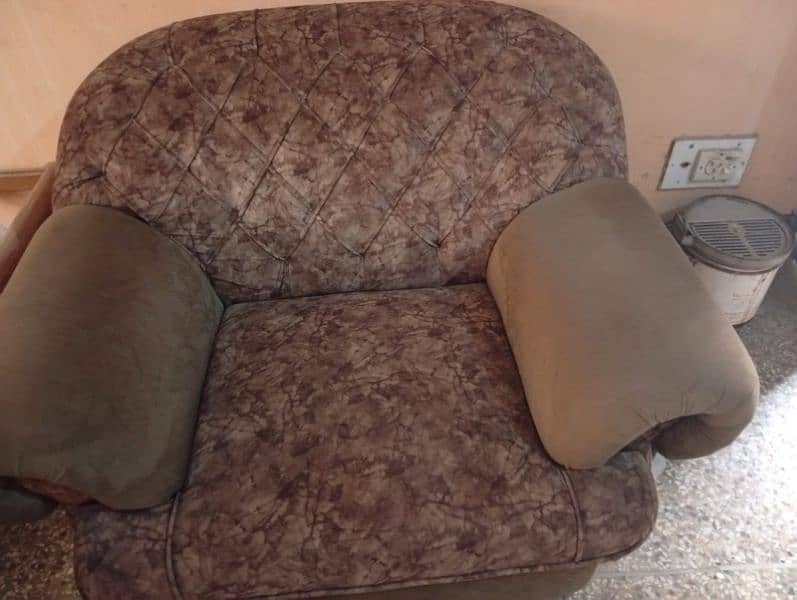1 seater 2 sofa's and 3 seater sofa set,3 tables newly fully poshish. 0