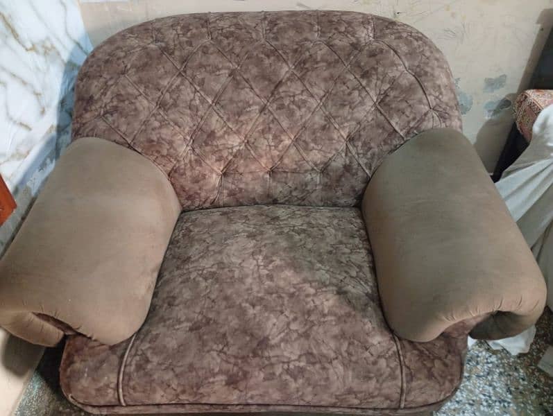 1 seater 2 sofa's and 3 seater sofa set,3 tables newly fully poshish. 1