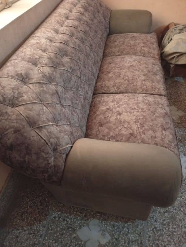 1 seater 2 sofa's and 3 seater sofa set,3 tables newly fully poshish. 2