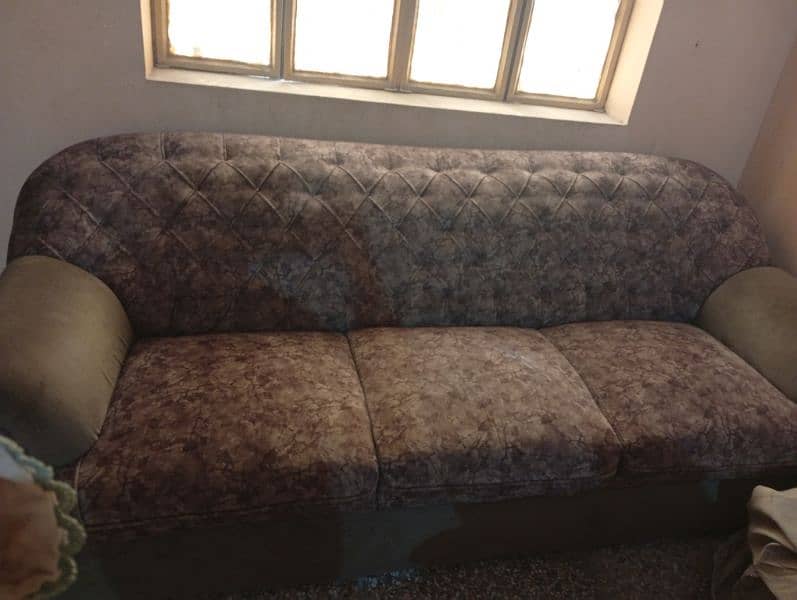 1 seater 2 sofa's and 3 seater sofa set,3 tables newly fully poshish. 3