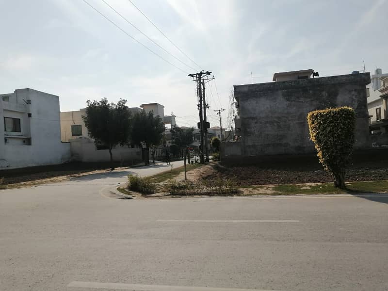 5 Marla Transfer free, 40ft road facing 5 marla plot is available for sale in overseas block of park view city Lahore 13