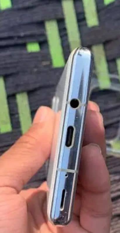 R6 AQUOS 3