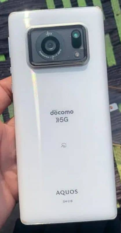 R6 AQUOS 5