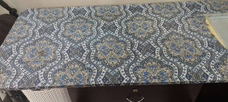 iron stand in good condition 1