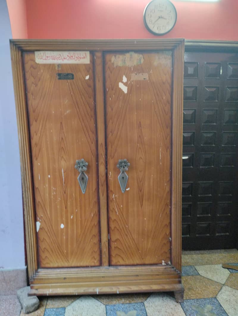 Second hand use aluminium almari ki available for selling 2