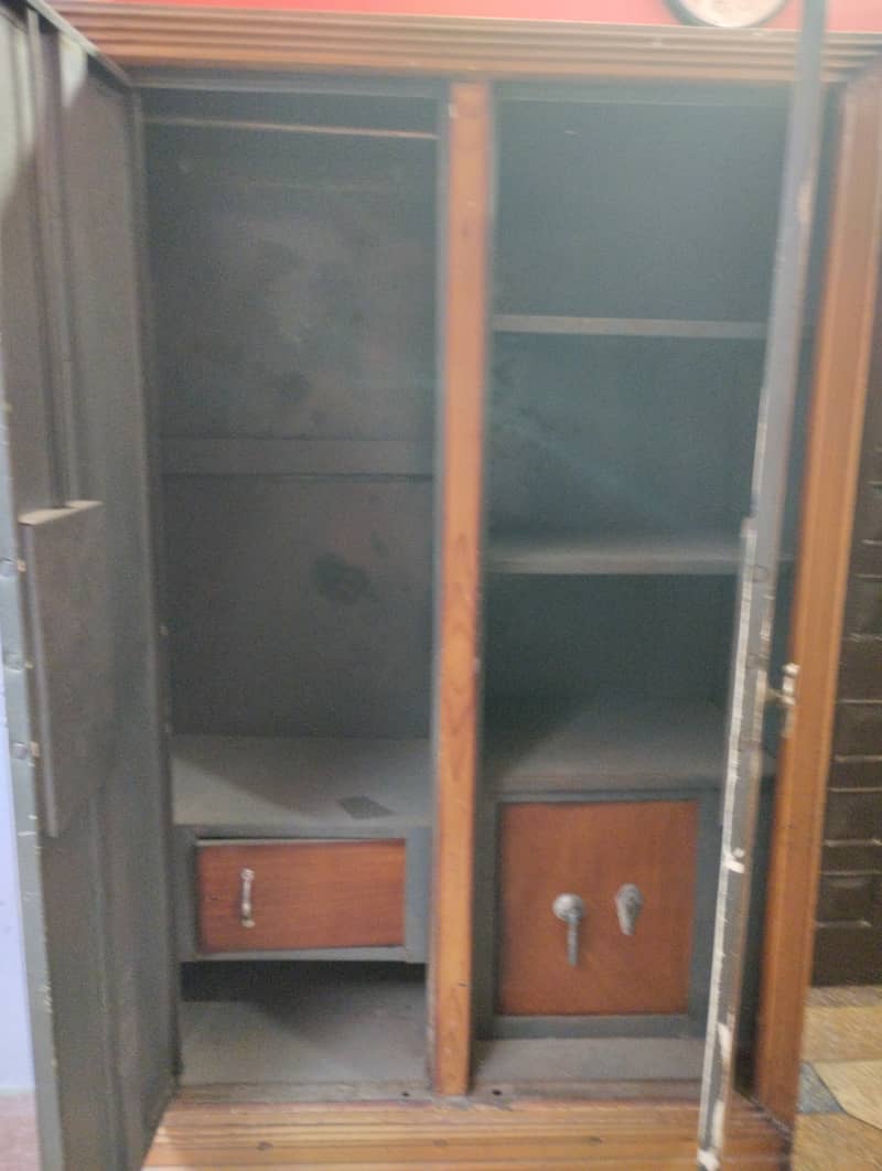 Second hand use aluminium almari ki available for selling 5